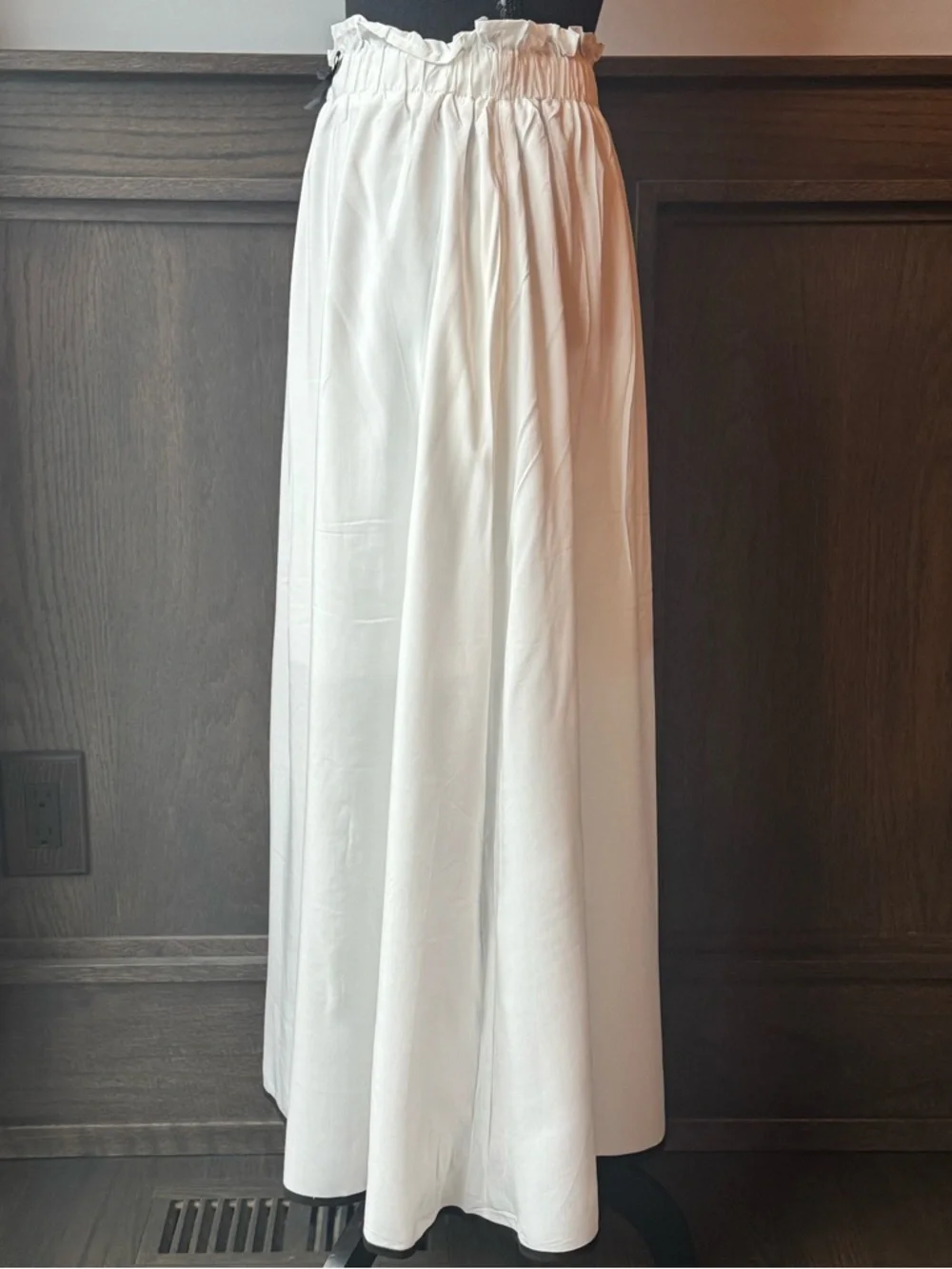 Women's white  Skirt with Elastic Waist and Black Bow and trim Detail NWOT M - Picture 3 of 8